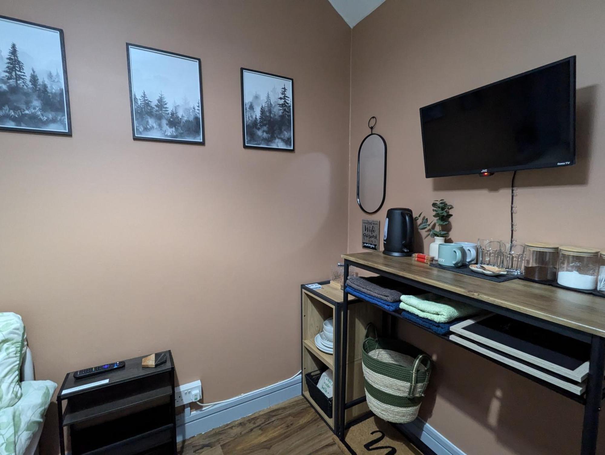 R3 - Cozy Small Double - & Access, Wifi, Free Parking - Self Catering Homestay Swansea