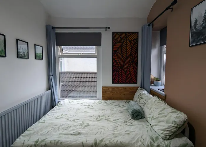 R3 - Cozy Small Double - City & Beach Access, Wifi, Free Parking - Self Catering