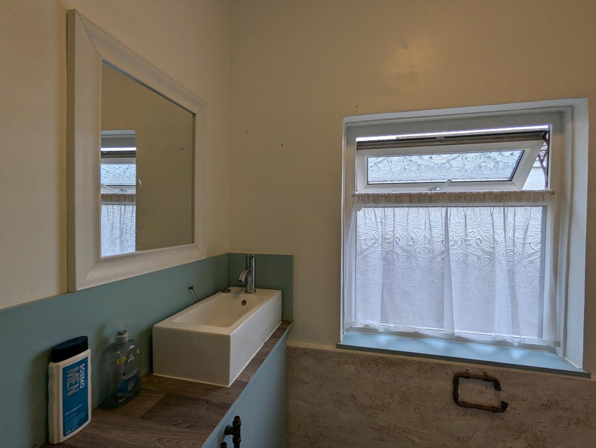 R3 - Cozy Small Double - & Access, Wifi, Free Parking - Self Catering Swansea