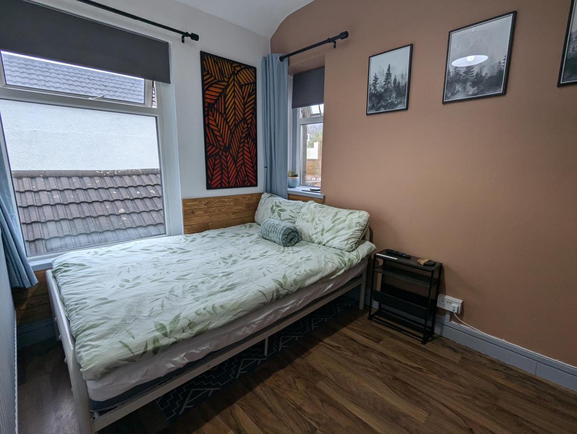 R3 - Cozy Small Double - & Access, Wifi, Free Parking - Self Catering * Swansea
