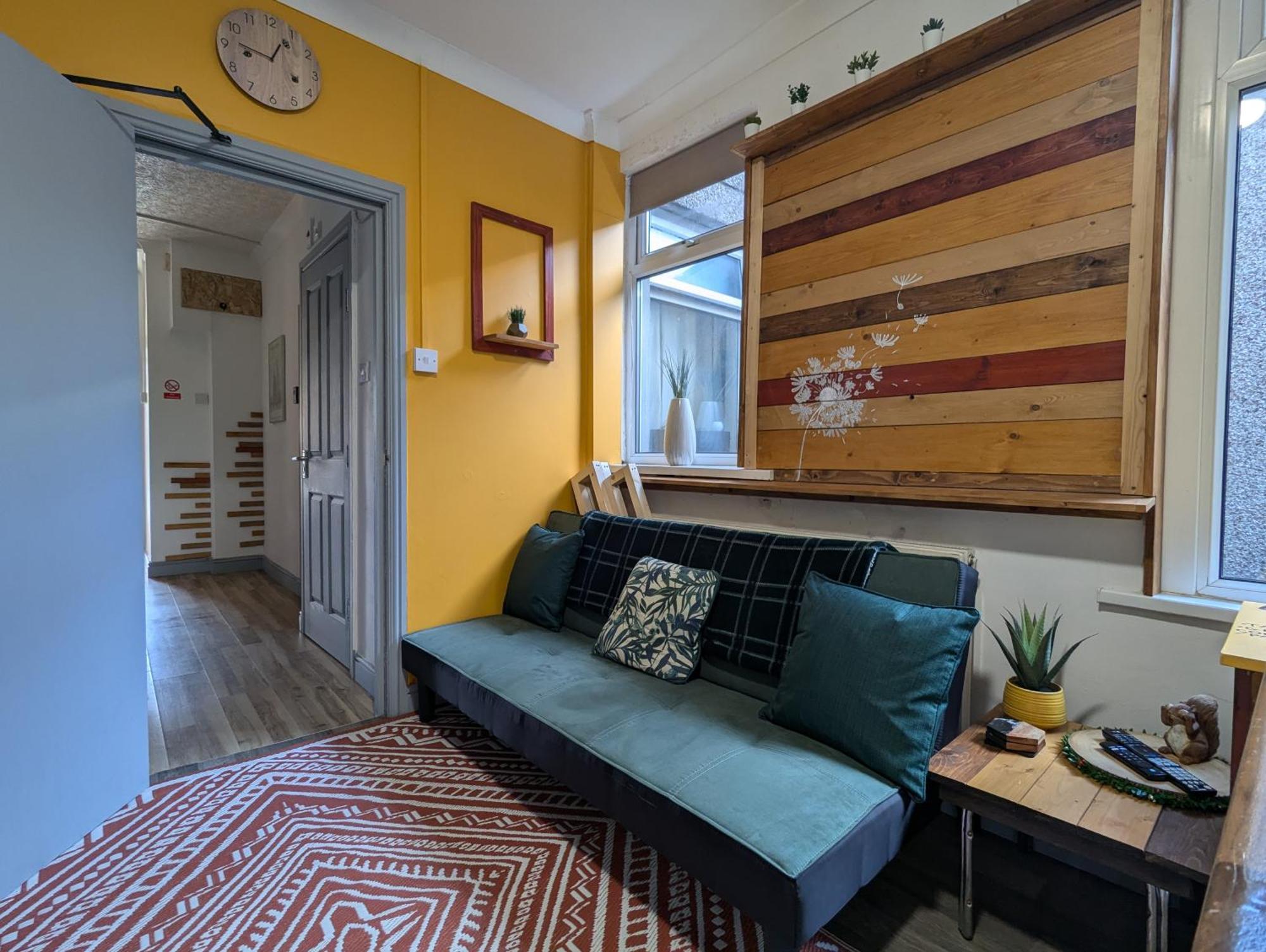R3 - Cozy Small Double - & Access, Wifi, Free Parking - Self Catering